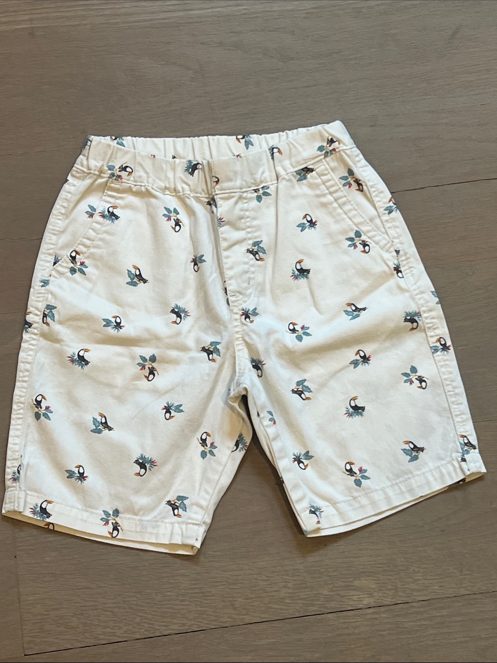 Uniqlo shorts Toucan print size 5-6 Y